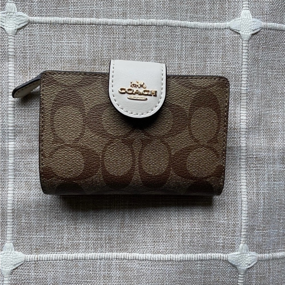 Coach medium corner zip wallet khaki and white~ BNWT